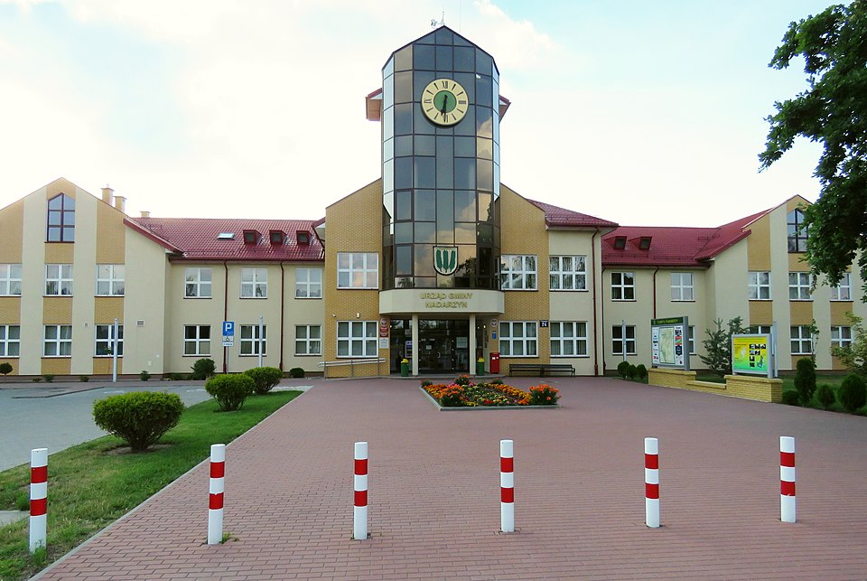 Panele fotowoltaiczne na dachu budynku w gminie Nadarzyn